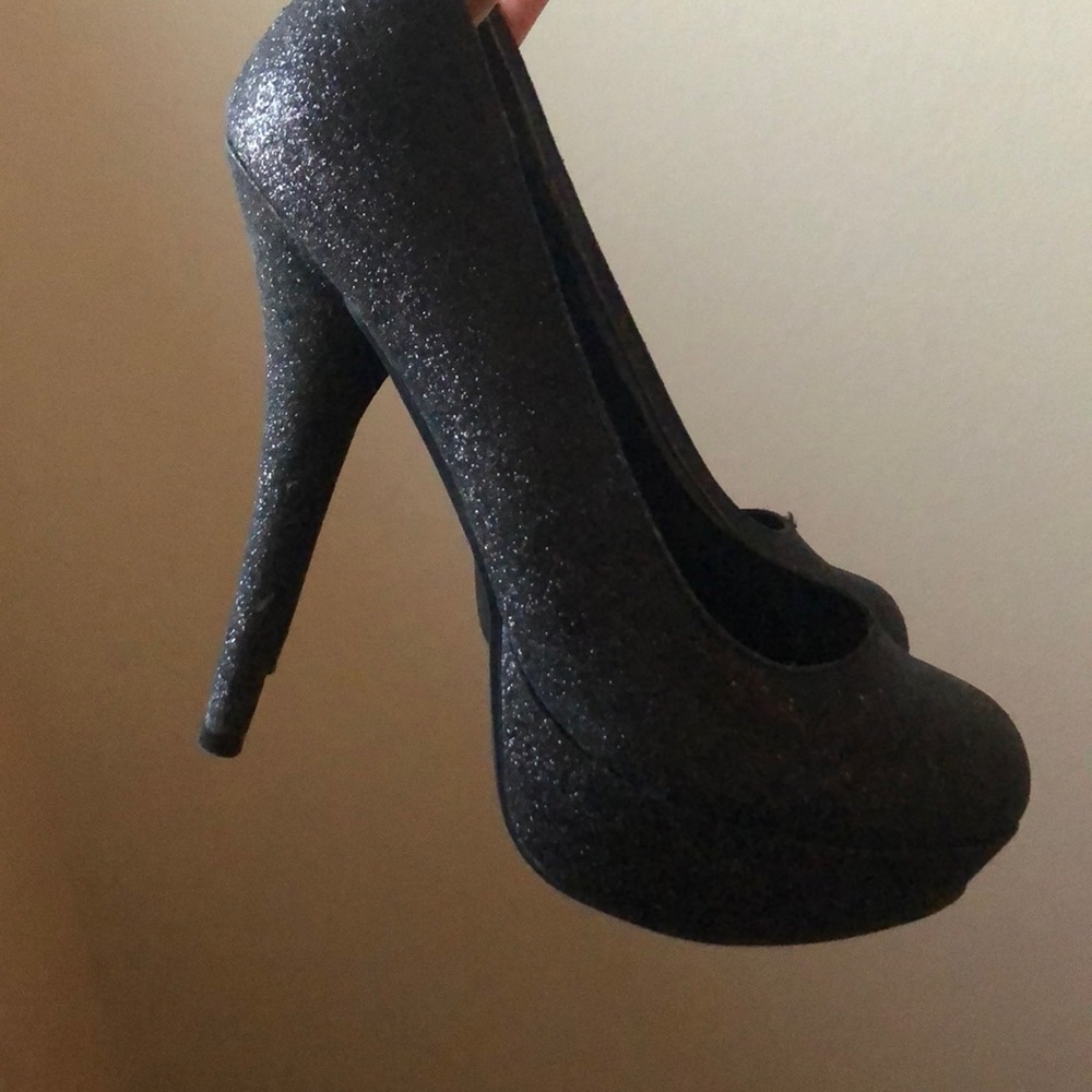 Black glitter pumps